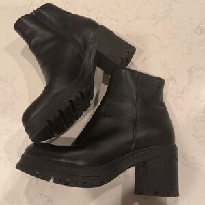 La CANADIENNE Sleek Black Ankle Boots
